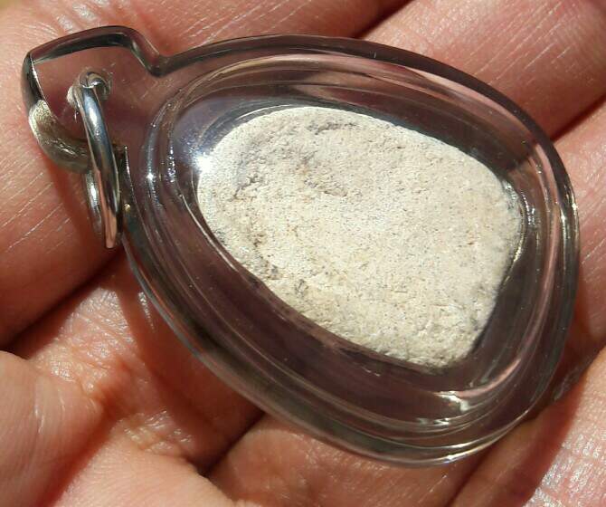 พระปิดตาเนื้อขาว กรุวัดคลองขอม จ.สุพรรณบุรี แตกกรุ ราวปี พ.ศ.๒๕๒๒-๒๕๒๔ เคาะเดียว