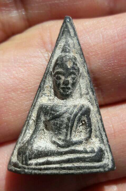 พระสมเด็จนางพญาหลังเรียบ หลวงพ่อจง วัดหน้าต่างนอก จ.อยุธยา เนื้อดิน เคาะเดียว  