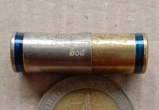 ตะกรุดลูกปืน พยัคฆ์สยบไพรี  หลวงพ่อพัฒน์ วัดห้วยด้วน นครสวรรค์ ตะกรุดทูโทนลงยาน้ำเงิน เลข205+กล่อง