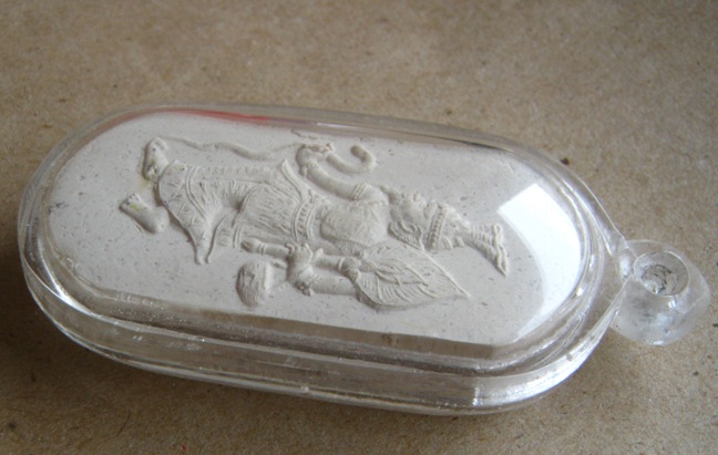 ฤาษีเดินดงด้านหลังฝังตะกรุดเงิน ครูบากฤษณะ สำนักสงฆ์เวฬุวัน จ นครราชสืมา เลี่ยมกันน้ำพร้อมใช้