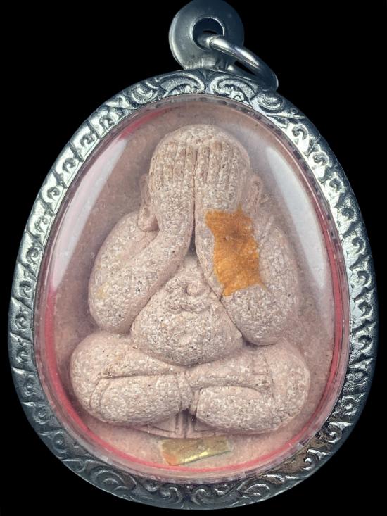 พระปิดตามหาลาภสารพัดดี หลวงพ่อคูณปริสุทโธ เนื้อกระเบื้องหลังคาโบสถ์หลังฝังปรก ออกวัดบ้านคลอง ปี2538