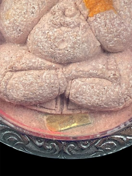 พระปิดตามหาลาภสารพัดดี หลวงพ่อคูณปริสุทโธ เนื้อกระเบื้องหลังคาโบสถ์หลังฝังปรก ออกวัดบ้านคลอง ปี2538