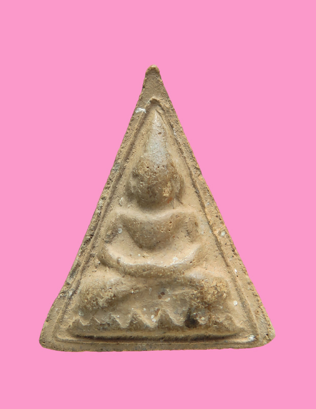 พระร่วงนั่งบัวฟันปลา หลังยันต์เฑาะว์ (นูน)