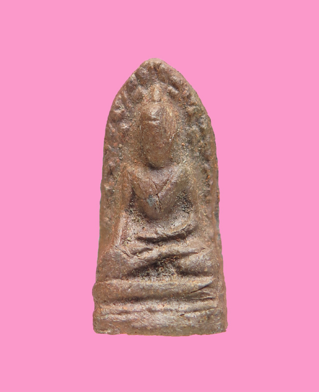 พระรอดเนื้อดิน สีอมเขียว เม็ดแร่ผุดๆ