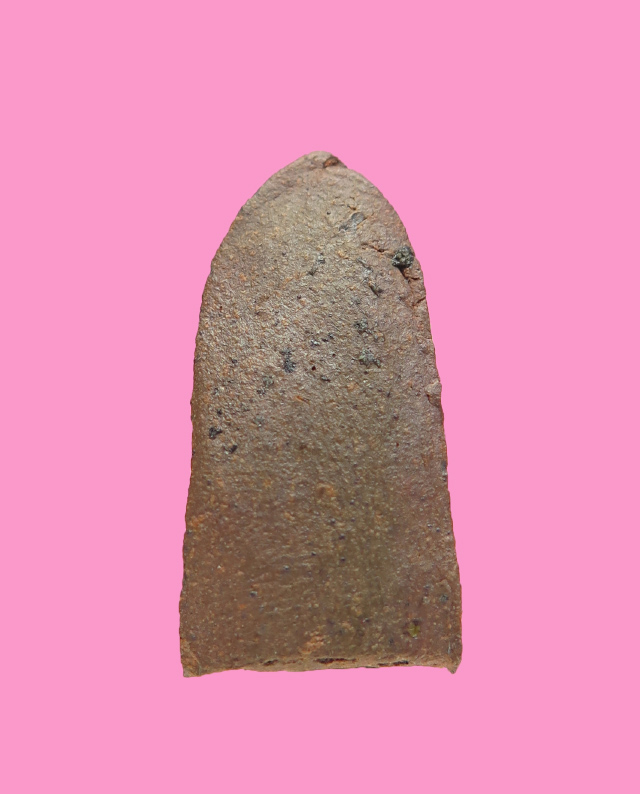 พระรอดเนื้อดิน สีอมเขียว เม็ดแร่ผุดๆ