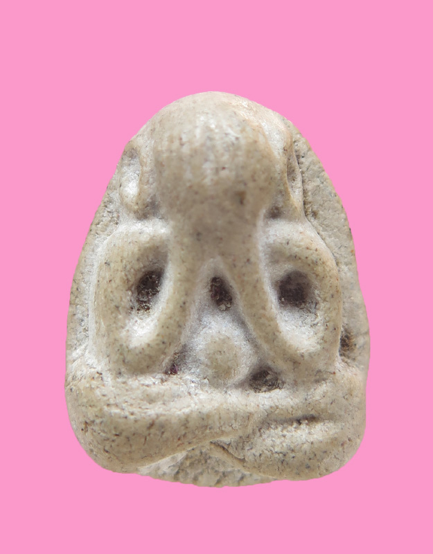 พระปิดตาเม็ดบัว หลังยันต์