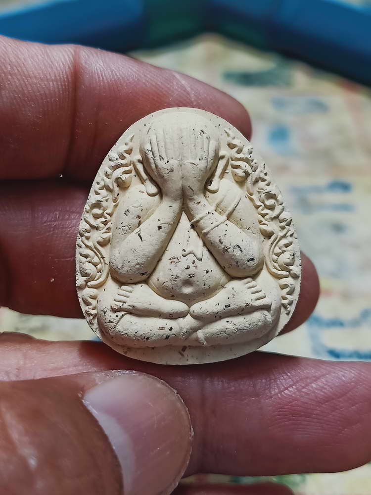 4-413 พระปิดตาจัมโบ้กนกข้าง รวยหมื่นล้าน หลวงปู่หมุน วัดบ้านจาน จ.ศรีสะเกษ 2565 หมายเลข 96 กล่องเดิม