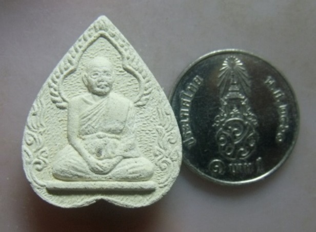 **เบาๆ**พระผงรูปเหมือน หลวงพ่อฤาษีลิงดำ วัดศาลพันท้ายนรสิงห์ หลังยันต์เกราะเพชร**สวยๆ เชิญชมครับ