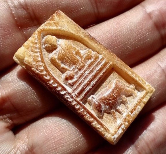 พระแกะจากเขา กระดูกหรืองา​ ไม่ทราบที่ เคาะเดียว    