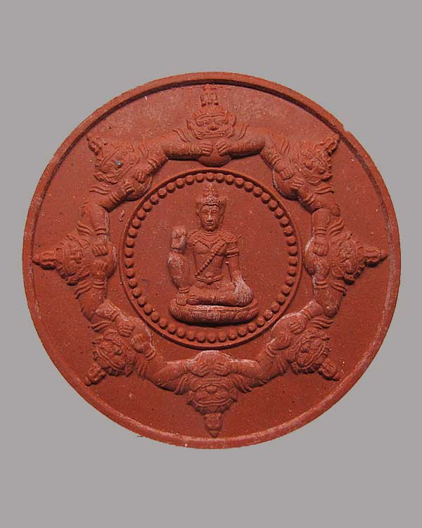 พระผงสุริยัน-จันทรา รุ่นยามเฝ้าแผ่นดิน ปี ๒๕๕๐ พิมพ์ใหญ่ เนื้อแดง