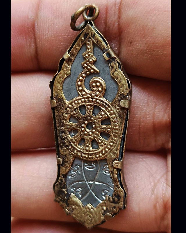 2.พระลีลา 25 พุทธศตวรรษ เนื้อชิน พิมพ์หางหงส์ มีเขี้ยว ผิวกระจก เลี่ยมกรอบธรรมจักรเดิมๆ ขาครบแข็งแรง