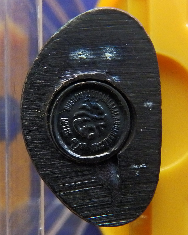 5.กริ่งพระพุทธนวมหาราชายุจฉับปริวัตนมงคล ในหลวงครบ 6 รอบ จัดสร้างโดยสำนักนายกรัฐมนตรี พ.ศ. 2542 กล่อ