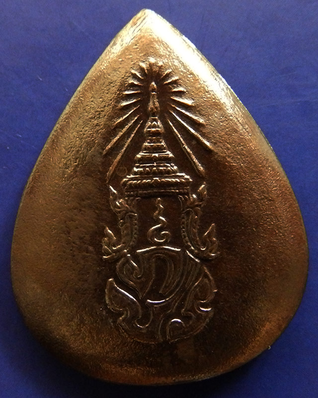 17.พระพุทธสิงหธรรมมงคล หลังภปร. เนื้อนวโลหะ พิธีใหญ่ วัดบวรฯ-วัดพระแก้ว พ.ศ. 2547 กล่องเดิม