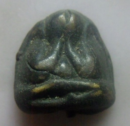 **เบา​ๆ​**พระปิดตาหลังแบบ เนื้อผงคลุกรัก ใต้ฐานฝังตะกรุด เก่าๆ ไม่ทราบที่**เนื้อสวย เชิญชมครับ 