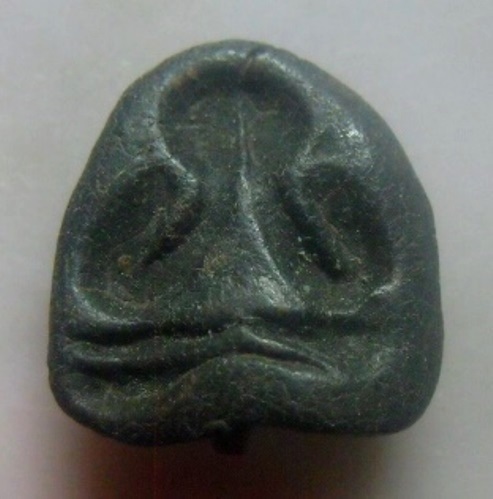 **เบา​ๆ​**พระปิดตาหลังแบบ เนื้อผงคลุกรัก ใต้ฐานฝังตะกรุด เก่าๆ ไม่ทราบที่**เนื้อสวย เชิญชมครับ 