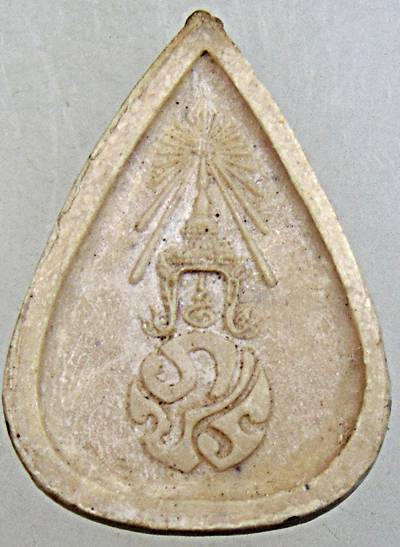 พระแก้วมรกต เนื้อผง หลัง ภปร. ปี 2530 พิธีมหาพุทธาภิเษก ณ พระอุโบสถ์ วัดบวรนิเวศวิหาร และ วัดพระศรีร