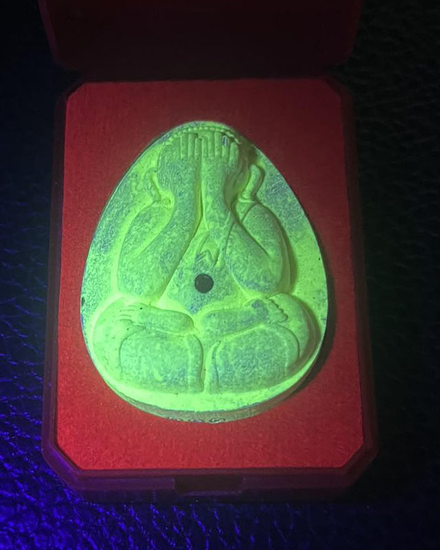 หลวงปู่หมุน  วัดบ้านจาน อ.กันทรารมย์ จ.ศรีษะเกษ พระปิดตา ฝังพลอย เรืองแสง