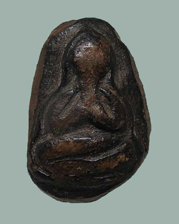 พระปิดตา หลวงปู่จีน วัดท่าลาดเหนือ จ.ฉะเชิงเทรา พิมพ์กลีบบัวเศียรแหลม เนื้อผงคลุกรัก จุ่มรัก