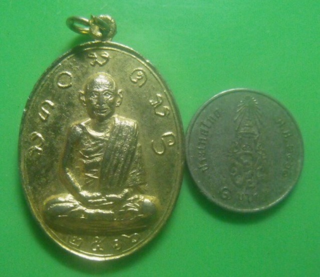 **​เบา​ๆ​**เหรียญพระครูคำมูล อินทวิชโย รุ่นแรก วัดพระบาทแม่ไทย จ.ลำปาง ปี ๒๕๑๖**กะไหล่ทอง สวยๆ