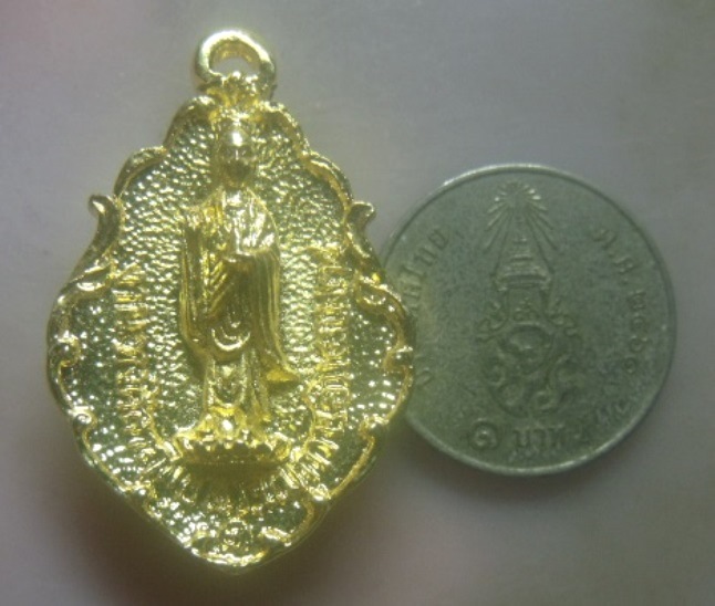 **เบา​ๆ​**เหรียญหล่อเจ้าแม่กวนอิม หลังพระสังกัจจายน์ วัดเขาบางพระ จ.ชลบุรี ปี ๒๕๓๕**กะไหล่ทอง สวยๆ