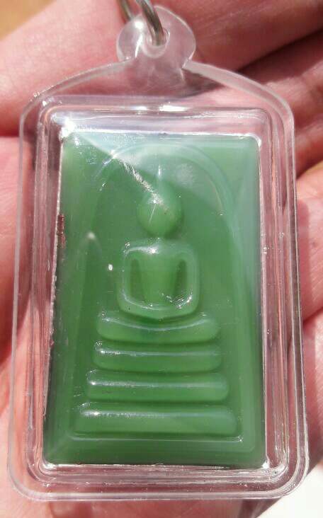 สมเด็จพิมพ์ใหญ่ เนื้อหินสีหยกแกะ  หลวงปู่หงษ์ พรหมปัญโญ ด้านหลังจัดเต็ม จ.สุรินทร์ เคาะเดียว