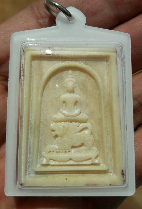 สมเด็จงาแกะ หลวงปู่หงษ์ พรหมปัญโญ วัดเพชรบุรี จ.สุรินทร์ หลังอุดมวลสารฯลฯ พบเจอน้อย ปี 2556 เคาะเดีย