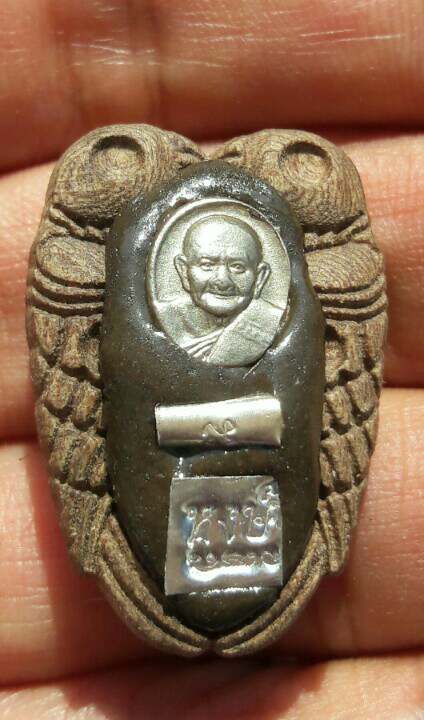 สาริกาไม้มะยม​ หลวงปู่หงษ์ พรหมปัญโญ ด้านหลังจัดเต็ม วัดเพชรบุรี จ.สุรินทร์ เคาะเดียว   