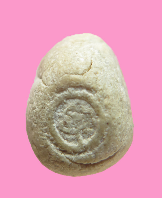 พระปิดตาจิ๋ว หลังยันต์ สูงประมาณ 0.9 ซม.