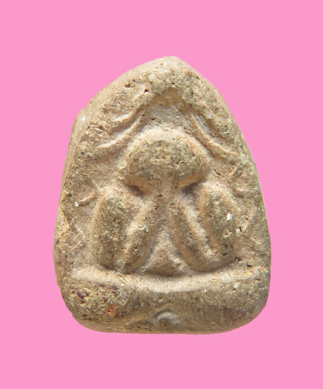 พระปิดตาแหวกม่าน เนื้อดิน ขนาดสูงประมาณ 1ซม.