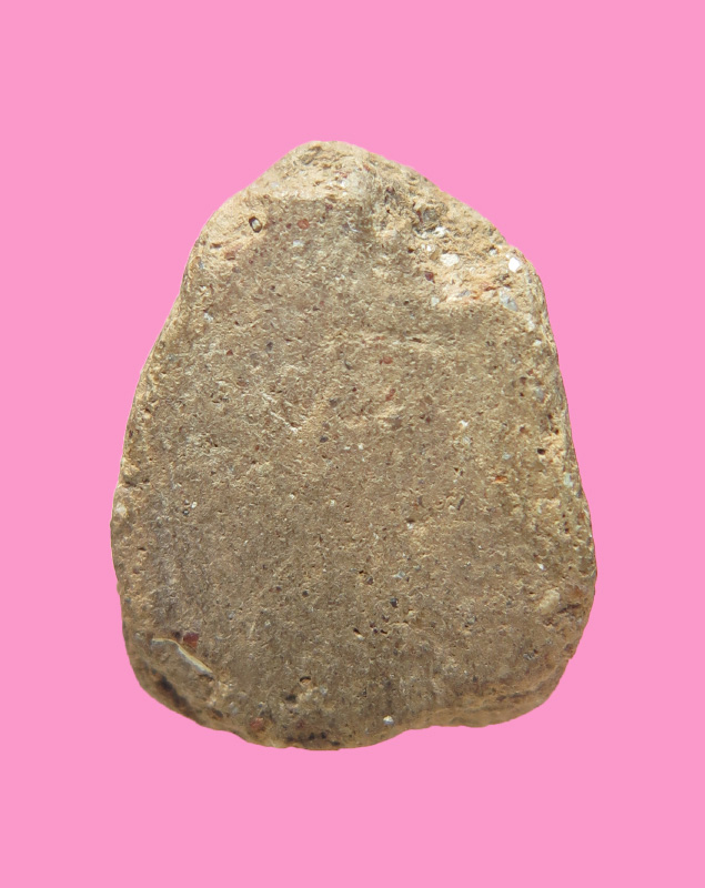 พระปิดตาแหวกม่าน เนื้อดิน ขนาดสูงประมาณ 1ซม.