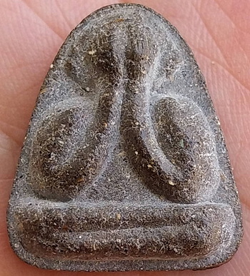 *ปิดตาแข้งตรง หลังยันต์กระบองไขว้ หลวงพ่อพูลทรัพย์ วัดอ่างศิลา เนื้อผงคลุกรัก*