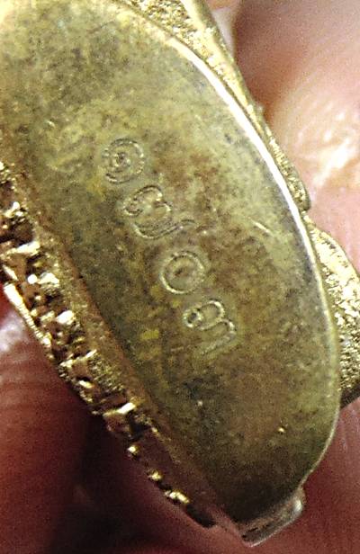 เหรียญหล่อใบโพธิ์ครูบาเจ้าเพชร วชิรมโน