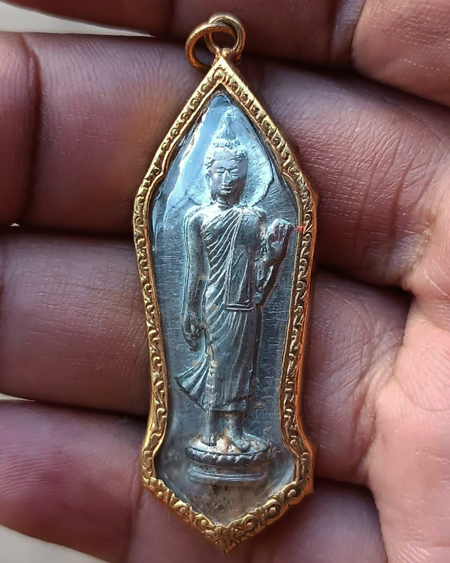 พระลีลา 25 พุทธศตวรรษ เนื้อชิน มีเข็มนิยม ผิวกระจก กรอบเดิมพระธรรมจักร ขาครบแข็งแรง ไม่เคยผ่านการแกะ