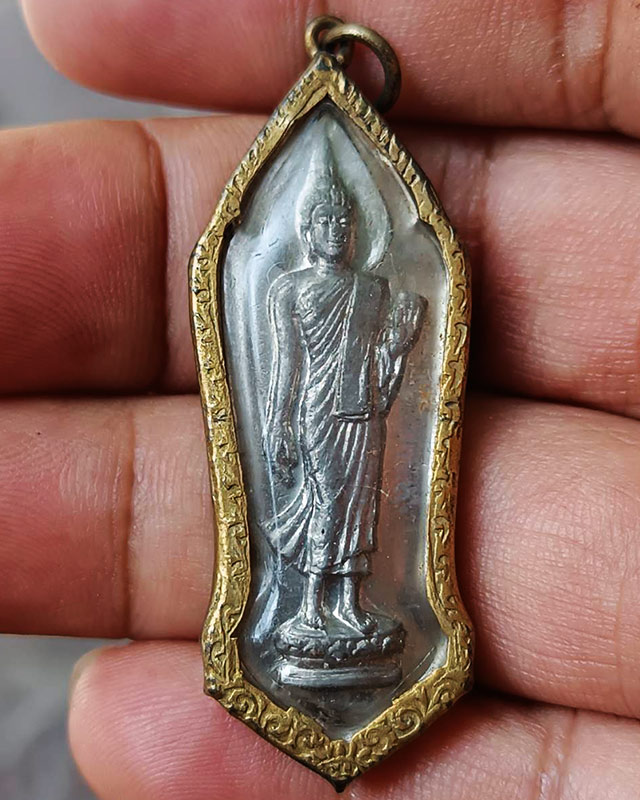 1.พระลีลา 25 พุทธศตวรรษ เนื้อชิน พิมพ์หางหงส์ มีเขี้ยว ผิวกระจก เลี่ยมกรอบธรรมจักรเดิมๆ ขาครบแข็งแรง