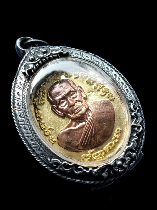 เหรียญเจริญพร ๒ หลวงพ่อพัฒน์ วัดห้วยด้วน  เนื้อทองฝาบาตร หน้ากากทองแดง  แถมกรอบเงินรมดำ