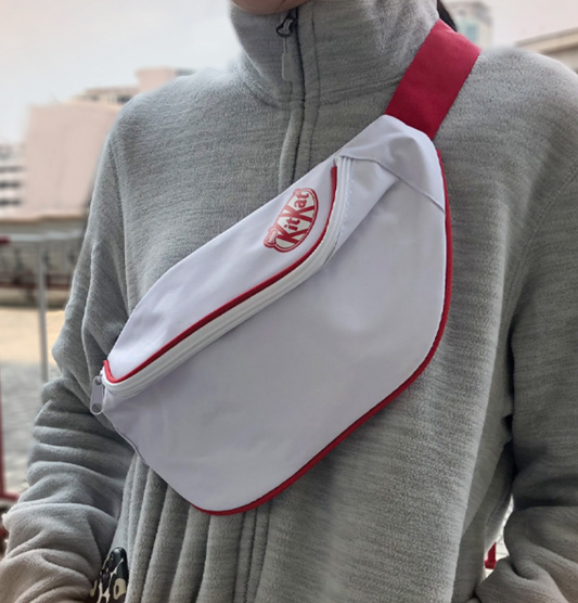 กระเป๋า Kitkat ของใหม่ สีขาว คาดอก แนวสตรีท อย่างสวย หายากแล้ว