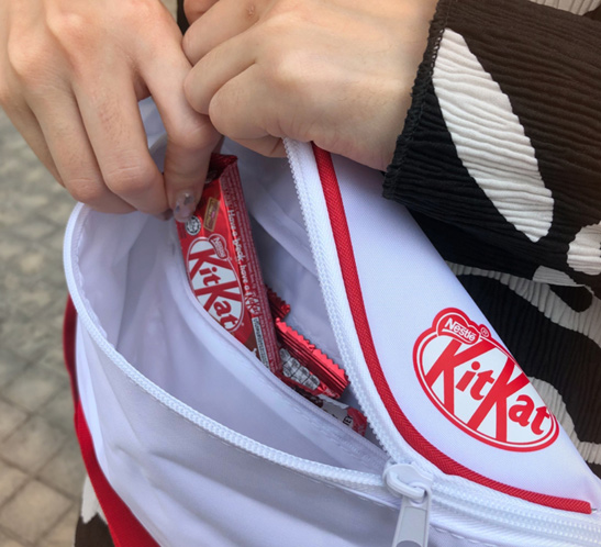 กระเป๋า Kitkat ของใหม่ สีขาว คาดอก แนวสตรีท อย่างสวย หายากแล้ว