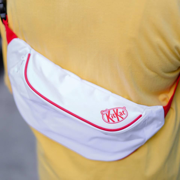 กระเป๋า Kitkat ของใหม่ สีขาว คาดอก แนวสตรีท อย่างสวย หายากแล้ว