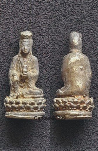 รูปหล่อเจ้าแม่กวนอิม ประทับนั่งบัว เก่าๆ ผิวหิ้ง ขนาดห้อยคอครับผม