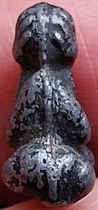 *พระปิดตาเข่าตุ่มสองหน้า พิมพ์จิ๋ว ชินตะกั่วจุ่มรักดำ หลวงพ่อเดิม วัดหนองโพ นครสวรรค์*