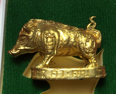 หมูมหามงคลคูณทอง หลวงพ่อคูณ วัดบ้านไร่ ปี2553 เนื้อทองทิพย์ ใต้ฐานอุดผงจีวรเกศา+ตะกรุด เลข1773+กล่อง