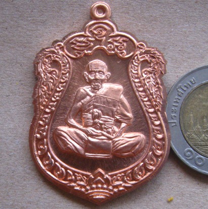 เสมาสมปรารถนา หลวงปู่แสน วัดบ้านหนองจิก จ ศรีสะเกษ ปี2559 เนื้อทองแดงหลังเรียบไม่ตัดปีก เลข616+กล่อง