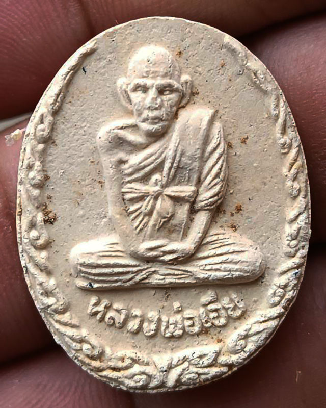 2.พระผงรูปเหมือนพิมพ์รูปไข่หลังยันต์ หลวงพ่อเอีย วัดบ้านด่าน จ.ปราจีนบุรี ขนาดสูง 3 ซ.ม.เศษ