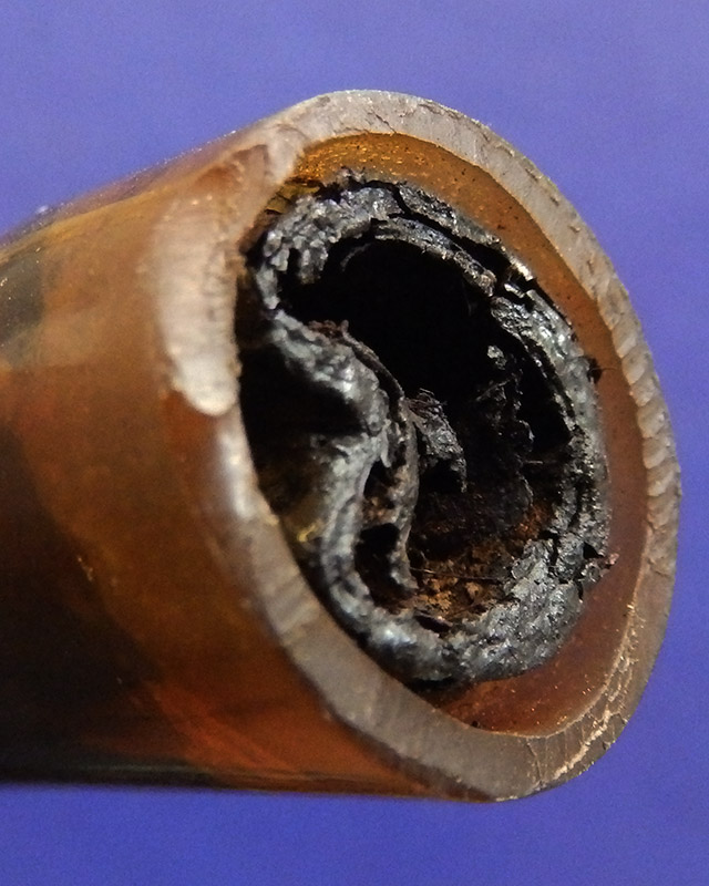 ตะกรุดหนังเสือเก่าสุดๆ อยู่ในสายยาง ยาว 12 ซ.ม.