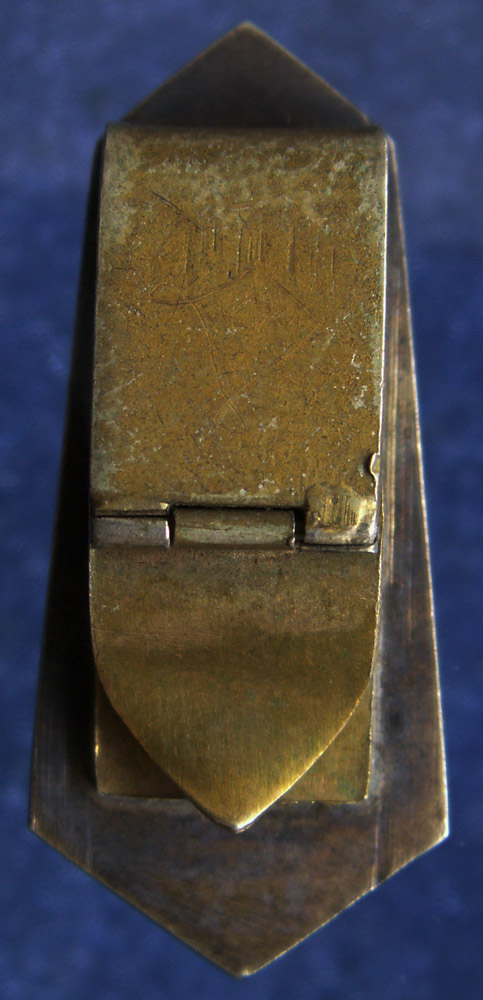 แหนบกรรมการที่ระลึกงานประจำปีพระพุทธสิหิงค์ จ.ชลบุรี พ.ศ. 2506 เนื้อเงินลงยาสีเขียว