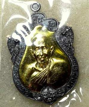 เสมาครึ่งองค์ เฮงแสนล้าน หลวงปู่แสน วัดบ้านหนองจิก ศรีสะเกษ ปี2561 ทองแดงหน้าฝาบาตร เลข197+กล่อง