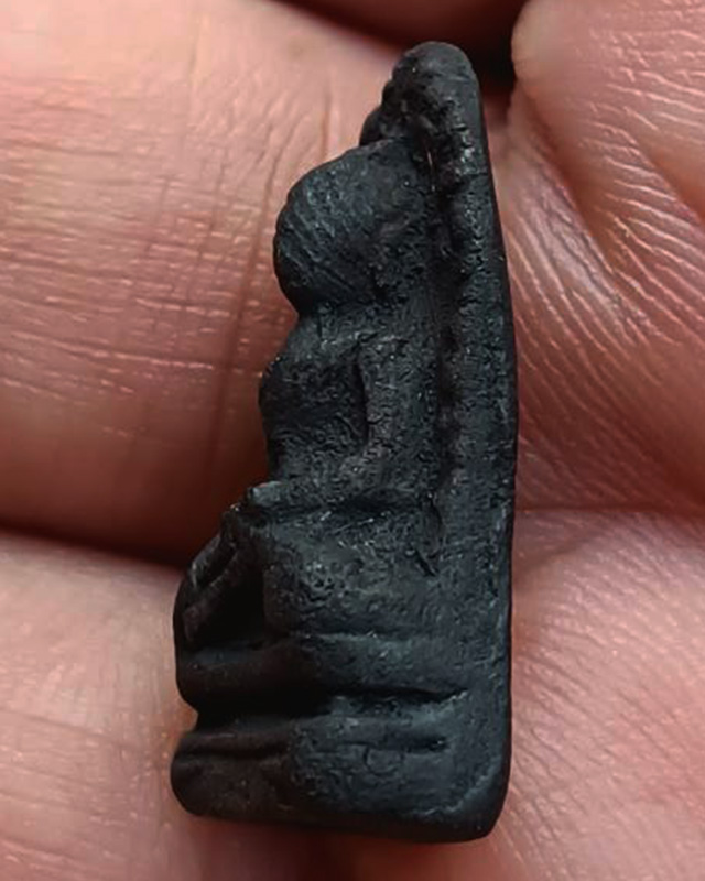พระรอดเนื้อดินสีดำ พระบ้านเก่าเก็บหลายสิบปี สูง 2.5 ซ.ม. พร้อมกล่องเดิม พระแท้ไม่ทราบวัด