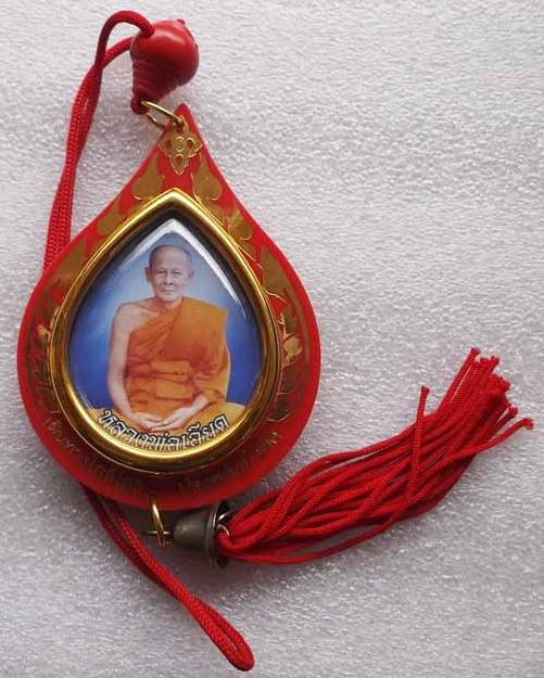 รูปถ่ายอัดพลาสติกแขวนหน้ารถ หลวงพ่อเอียด วัดไผ่ล้อม ปี47...เคาะเดียวแดง...