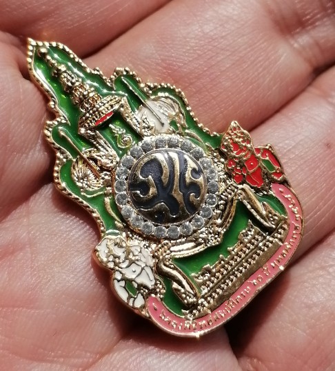 เข็มที่ระลึกในหลวงรัชกาลที่​ 9​ ฉลองครองสิริราชสมบัติครบ​ 60​ ปี​ พร้อมกล่องเดิมๆ​ เคาะเดียว     