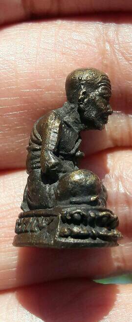 หลวงปู่ทวด  จำที่ไม่ได้​ มีตัวหนังสือแต่อ่านไม่ออกครับ​ เคาะเดียว  